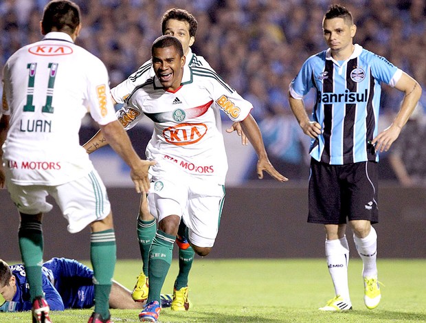 Mazinho comemora gol do Palmeiras contra o Grêmio (Foto: Ag. Estado)