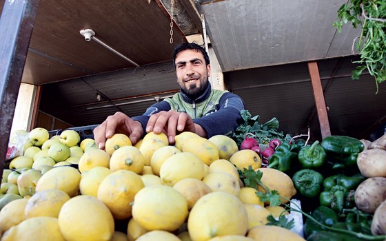 Muhadeen,24 dendedor de frutas e leguemes  em Za'atari (Foto: AHMAD ABDO/AFP/POCA)