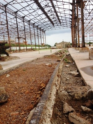 Parte do trilho que estava sob o concreto será mantido (Foto: Vanessa Vasconcelos/G1)