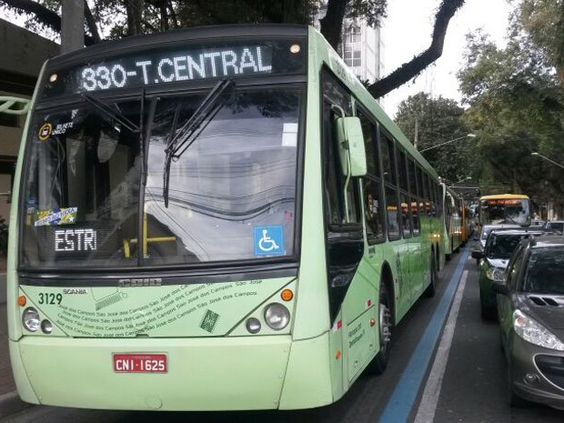 Motoristas de ônibus fazem protesto em São José dos Campos (Foto: Eduardo de Paula/ TV Vanguarda)