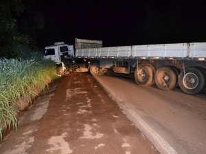 Motorista do caminhão permaneceu no local do acidente e depois prestou esclarecimentos à polícia (Foto: Divulgação/Surgiu)