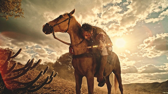 Santo se desequilibra do cavalo, mas tenta se salvar (Foto: TV Globo)