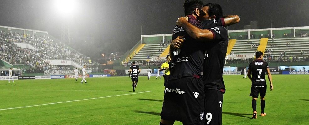 Lanús, que já venceu a Chape, pode ter campanha melhor que a do Galo (Foto: Nelson Almeida/AFP)