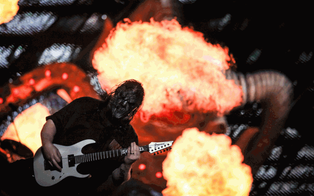 Mick Thomson, o "Seven" do Slipknot, toca em frente às pirotecnias da banda no Rock in Rio 2015 (Foto: Fabio Tito/G1)