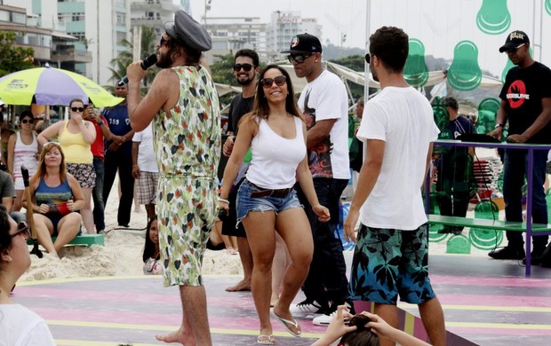 Mulher melão em gravação para MTV com MC Curinga (Foto: Gabriel Rangel / Agnews)