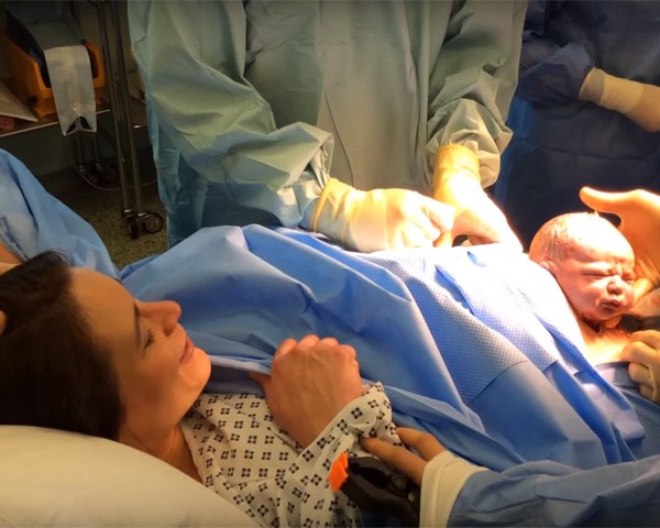 A inglesa Sarah Saunders  deu à luz por meio de uma "cesariana natural" (Foto: Reprodução Youtube)