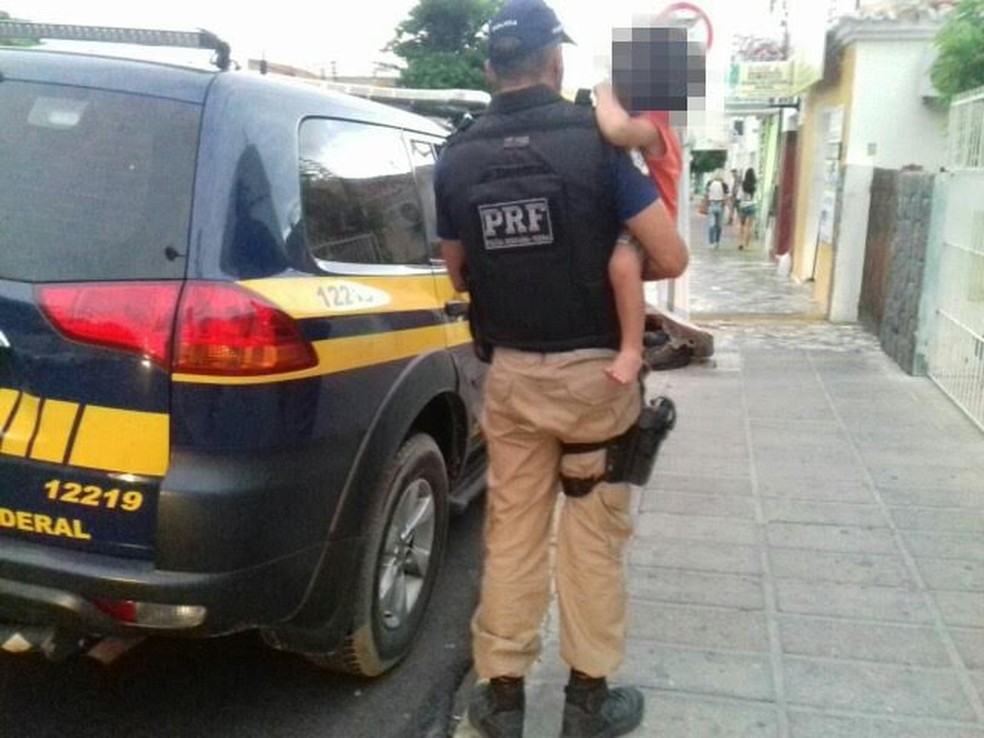 Pai abandonou o filho de dois anos, após acidente em Petrolina. (Foto: Divulgação / PRF)