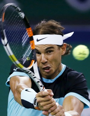 Rafael Nadal contra Milos Raonic no Masters 1000 de Xangai (Foto: Reuters)