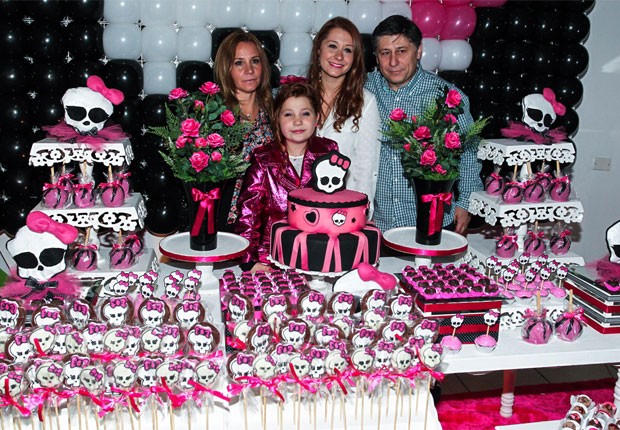 Giulia posa na mesa do bolo com familiares. Tema da festa foi Monster High (Foto: Manuela Scarpa/Foto Rio News)