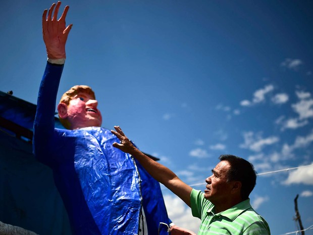 Felipe Linares fez um boneco do pré-candidato americano Donald Trump que será queimado como parte das tradições da Semana Santa no México (Foto: RONALDO SCHEMIDT / AFP)