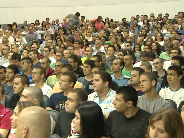 Calouros no auditório do ITA durante a cerimônia de recepção em São José dos Campos. (Foto: Reprodução/TV Vanguarda)