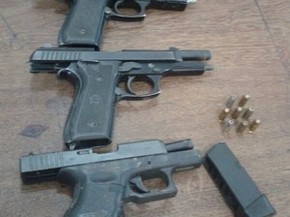 Pistola estava no colete do policial (Foto: Dayanne Saldanha/G1)