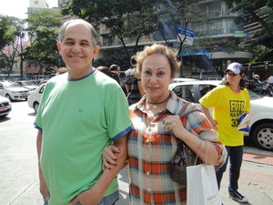 Protesto chamou atenção de casal que passava pela avenida. (Foto: Sara Antunes/G1)