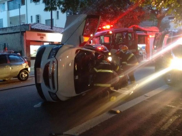 Bombeiros retiram vítima de carro em Pinheiros (Foto: Fábio Tito/G1)