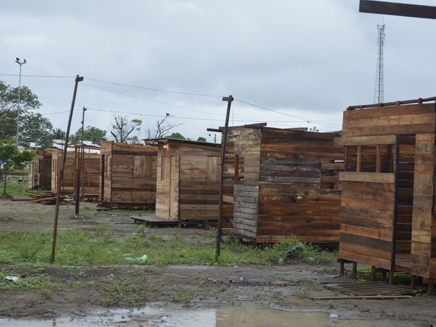 Barracos de madeira foram construídos em área da Prefeitura de Macapá (Foto: John Pacheco/G1)