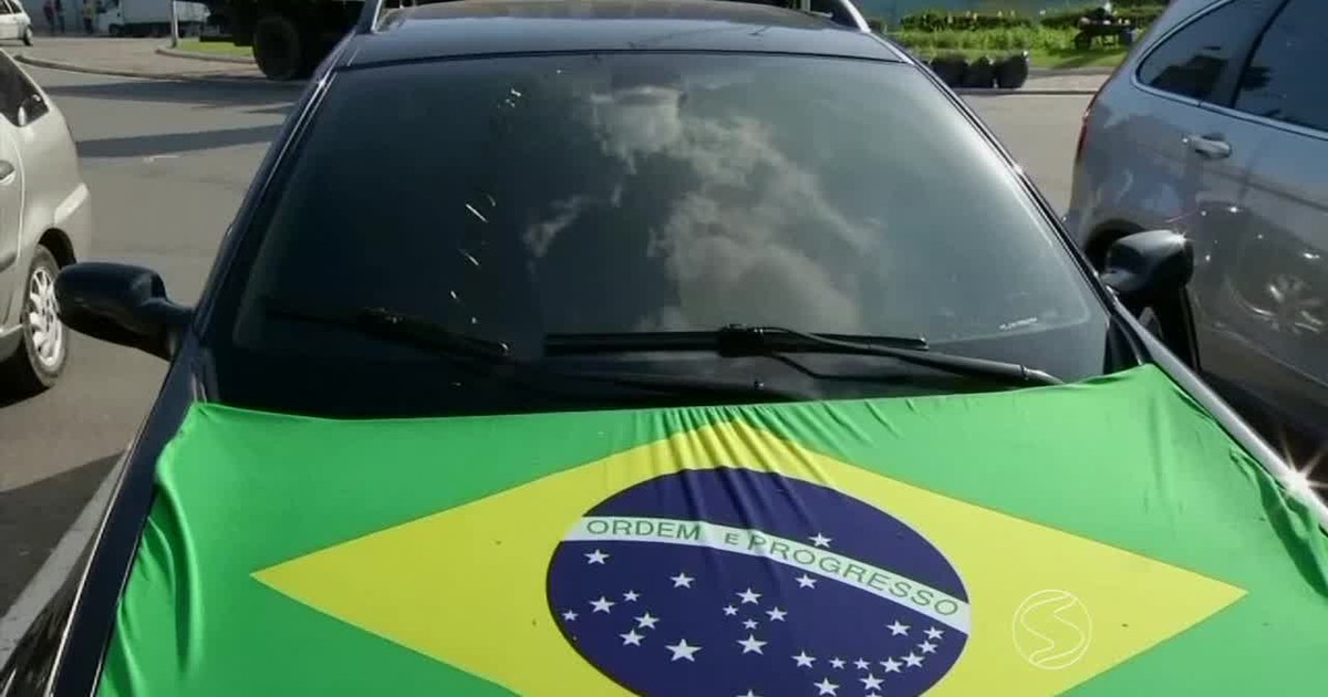 G1 - Carros decorados com bandeiras do Brasil colorem ruas de Volta