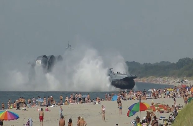 'Hovercraft' militar assusta turistas em praia russa (Foto: Stocktaking TV/Reuters)