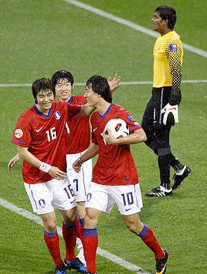 Ji Dong-won comemora gol da Coreia contra a India (Foto: Reuters)