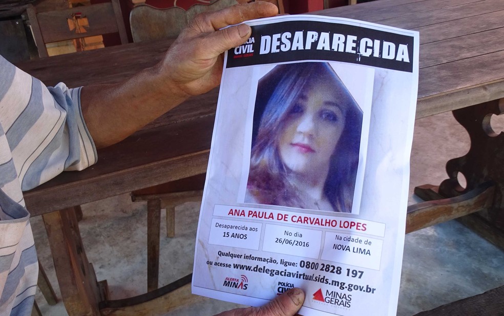 Cartaz com data em que a queixa de desaparecimento foi registrada pela família de Aana Paula (Foto: Flávia Cristini/ G1)