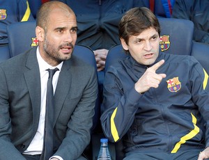 Pep Guardiola e Tito Vilanova na partida do Barcelona (Foto: Reuters)