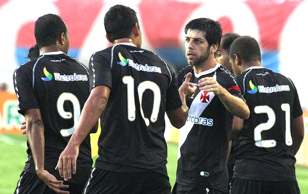 Juninho Pernambucano comemora gol do Vasco contra o Bahia (Foto: Marcelo Sadio / Site Oficial do Vasco da Gama)