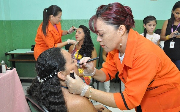 Maquiadores e cabeleireiros deram um banho de beleza nas noivas do projeto (Foto: Zé Rodrigues)