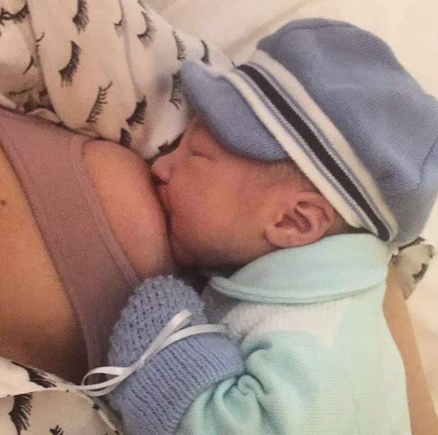 Antônia Fontenelle amamenta o filho (Foto: Reprodução/Instagram)