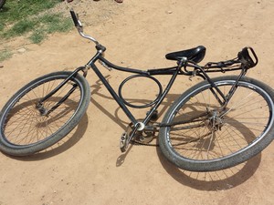 Bicicleta que estava a criança (Foto: Luana Bernardes / TV Grande Rio)