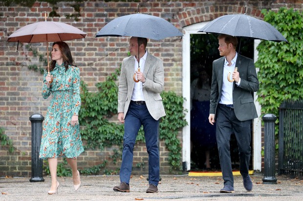 LONDON, ENGLAND - AUGUST 30: (L-R) Catherine, Duchess of Cambridge, Prince William, Duke of Cambridge and Prince Harry are seen during a visit to The Sunken Garden at Kensington Palace on August 30, 2017 in London, England. The garden has been transform (Foto: Getty Images)