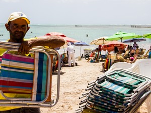 "Alugador de cadeiras" veio preparado para o movimento do carnaval em praia de Maceió (Foto: Jonathan Lins/G1)
