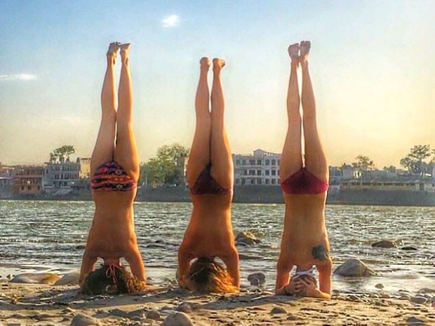 Garotas enviaram fotos para o projeto Topless Tour fazendo ioga sem blusa na Índia (Foto: Reprodução/Instagram/The Topless Tour)