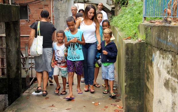 Mulher Melão na comunidade do Santa Marta  (Foto: Marcos Pavão / Agnews)