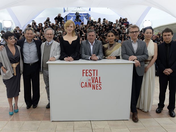 A partir da esquierda, o júrio de Cannes 2013: os diretores Lynne Ramsay, Ang Lee e Steven Spielberg, a atriz Nicole Kidman, o ator Daniel Auteuil, a atriz indiana Vidya Balan, o ator Christoph Waltz, a diretora japonesa Naomi Kawase e o diretor Cristian Mungiu  (Foto: Anne-Christine Poujoulat/AFP)