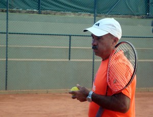 Larri Passos, técnico de tênis, durante treino em São José do Rio Preto (Foto: Marcos Lavezo/Globoesporte.com)