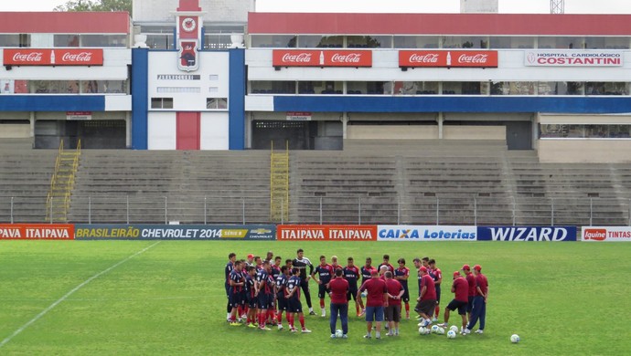 Grupo do Paraná Clube na Vila Capanema (Foto: Fernando Freire)