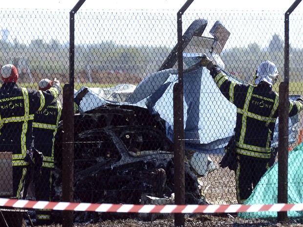 Bombeiros investigam destroços da aeronave que caiu no leste da França nesta terça-feira (24).  (Foto: AFP)