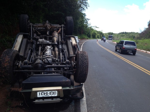 Carro capotou na BR-343 no Piauí após motorista perder o controle do veículo (Foto: Gil Oliveira/G1)