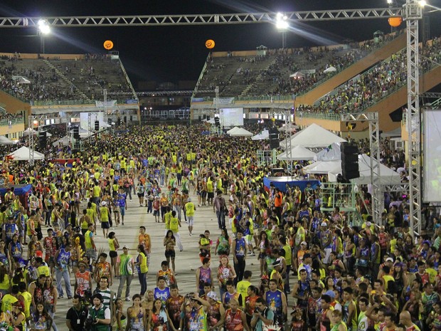 Cerca de 50 mil foram ao Sambódromo de Manaus no último dia de festa, segundo PM (Foto: Marcos Dantas/G1 AM)