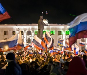 População comemora resultado do referendo em Simferopol, na Crimeia (Foto: AP Photo/Vadim Ghirda)