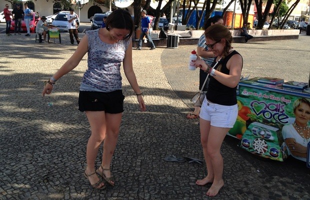 Estudantes estrangeiras se arriscam a mostram que têm samba no pé (Foto: Sílvio Túlio/G1)