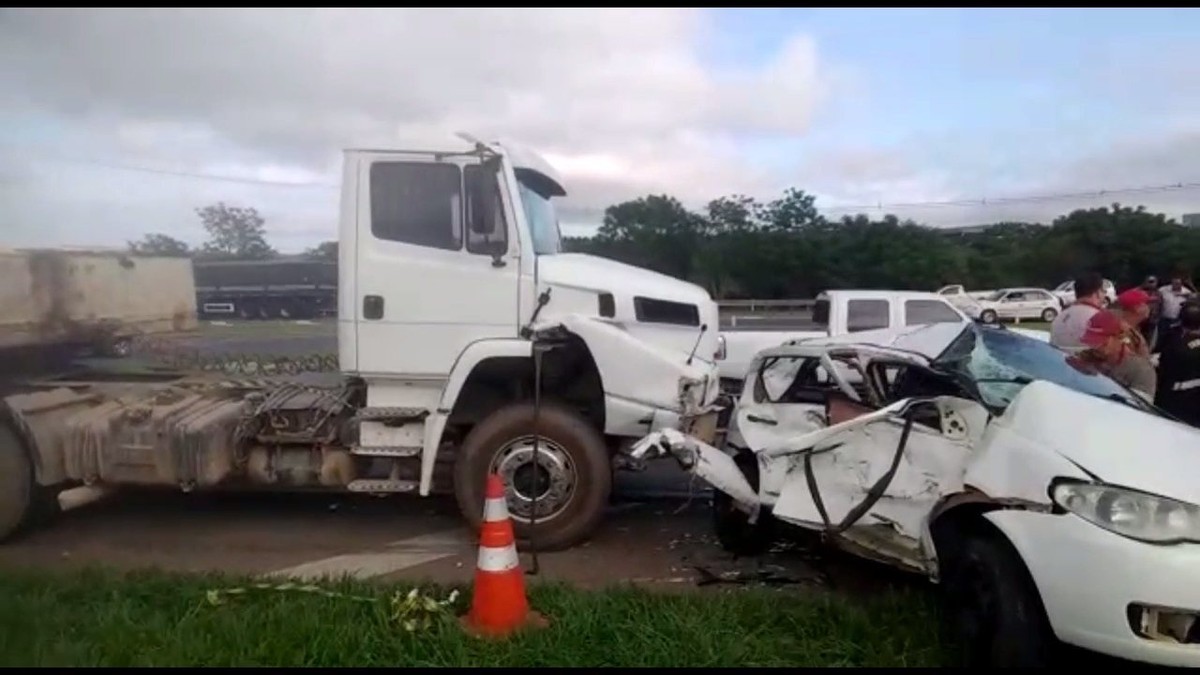 Acidente entre carro e caminhão na PR 151 em Ponta Grossa mata duas