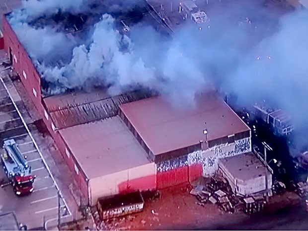 Vista aérea de depósito de supermercado em Ceilândia, que pegou fogo nesta segunda (28) (Foto: TV Globo/Reprodução)
