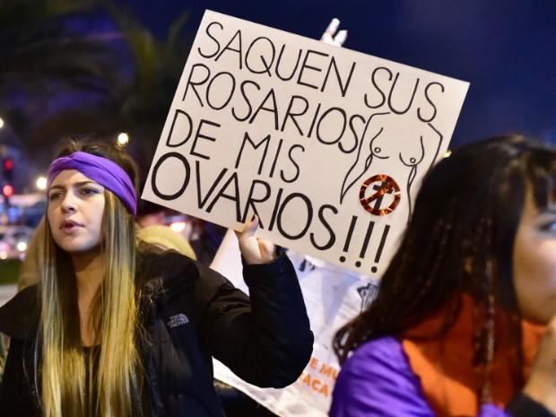 Mulher leva placa durante protesto em favor do aborto no Chile (Foto: MARTIN BERNETTI/AFP)