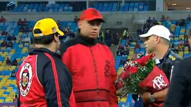 Torcedores do Flamengo entregam rosas a policial (Foto: Reprodução SporTV)