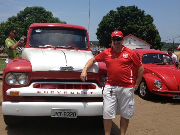 O empresário Ivair restaurou uma Chevrolet Brasil de 1964 (Foto: Larissa Matarésio/G1)