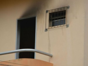 Estudante universitário morreu queimado durante incêndio na noite de quinta-feira (30)  (Foto: Ed Santos/ site Acorda Cidade)