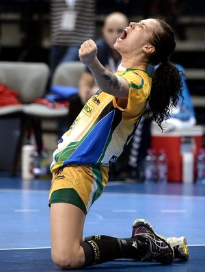 Fernanda comemoração Brasil handebol final Sérvia Mundial (Foto: AFP)