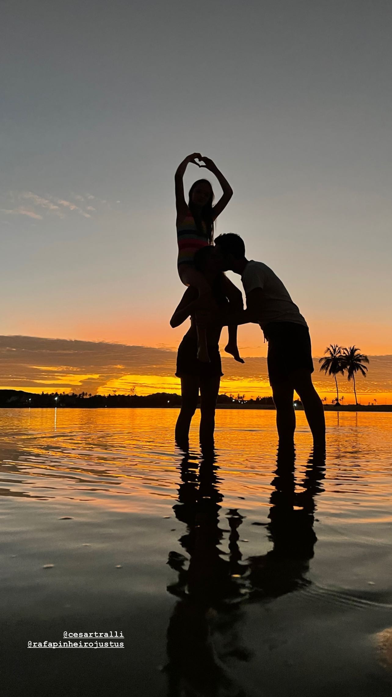 Ticiane Pinheiro e Cesar Tralli curtem praia do Ceará com Rafaella Justus e Manuella (Foto: Reprodução/Instagram)