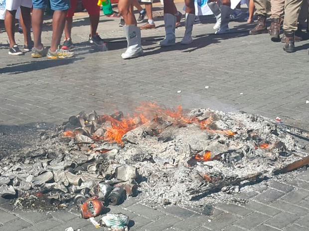 Latas de cerveja foram incendiadas durane o protesto no carnaval de Salvador (Foto: Patrícia Oliveira/G1)