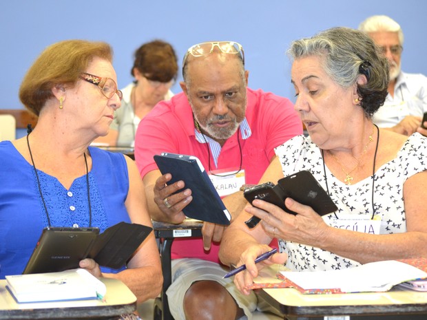 Curso conta com seis voluntários que ajudam na aproximação dos idosos com celulares (Foto: Carol Malandrino/G1) Curso conta com seis voluntários que ajudam na aproximação dos idosos com celulares (Foto: Carol Malandrino/G1)